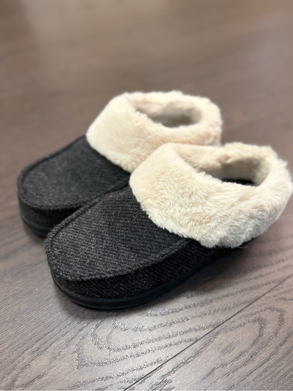 🦌 DearFoam Black Slippers with Cream Fur
